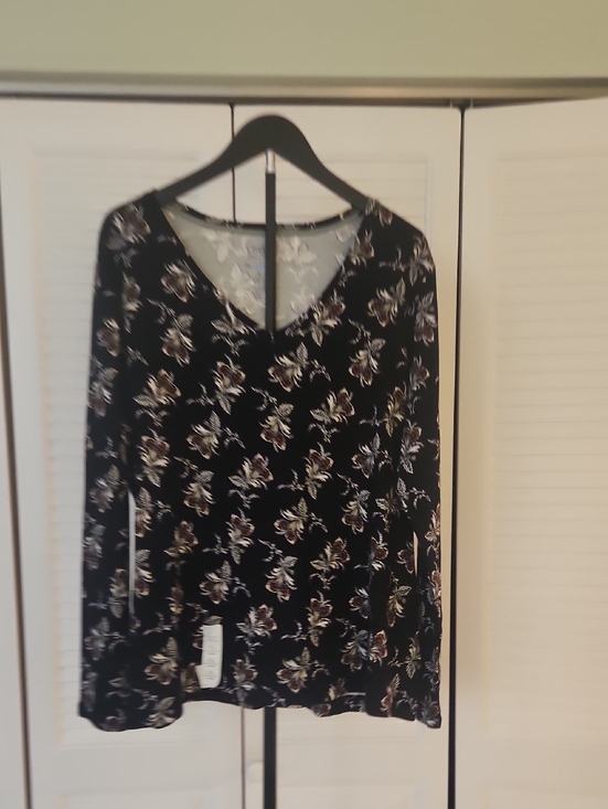 croft & barrow Tops - croft & barrow Black Long Sleeve V-Neck Floral Tee